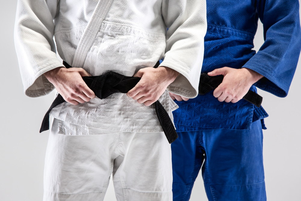 5 fundamentele posities in judo, van Shizen tai tot Uchi Mata. Leer hoe deze posities stabiliteit en kracht bieden in gevechten.